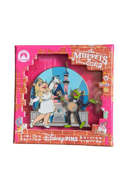 Miss Piggy and Kermit J28